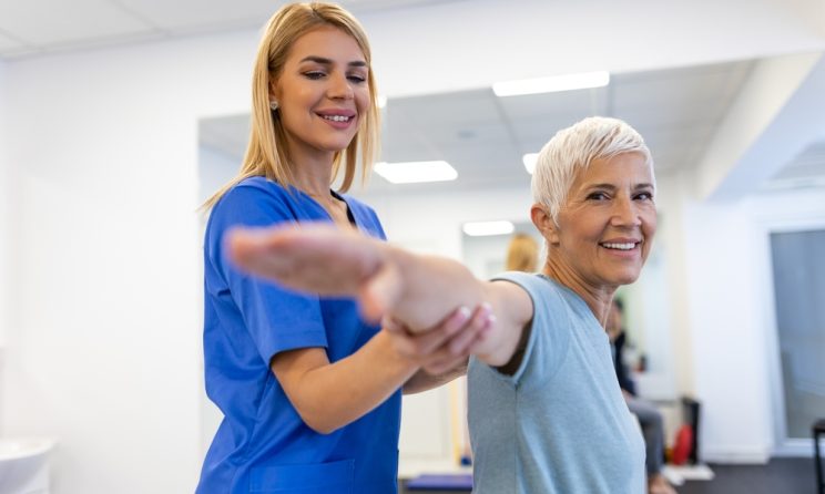 Imagine cu un pacient care se recuperează medical sub supravegherea unui specialist